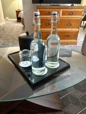 客室に用意されていた水ボトル