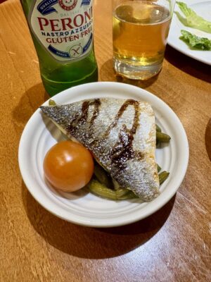 Executive Loungeで実際に取った魚料理とPeroni