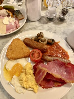 ロンドン・ヒースロー・マリオットのレストラン朝食の温菜