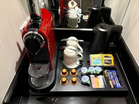 客室内のコーヒーマシン、電気ケトル、トワイニングの紅茶。部屋で温かい飲み物を用意できます。