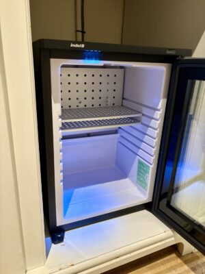 客室内の冷蔵庫。中は空で、買ってきた水や飲み物をそのまま入れられました。
