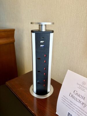 デスク横のポップアップ式電源。英国式コンセントに加えてUSB-AとUSB-Cも使えました。