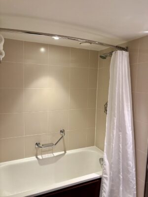 バスタブ付きのシャワー。ロンドン観光後に湯船を使えるのは助かります。