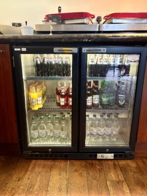 クラブラウンジの冷蔵庫。ソフトドリンク、ミネラルウォーター、ビール類が並んでいました。