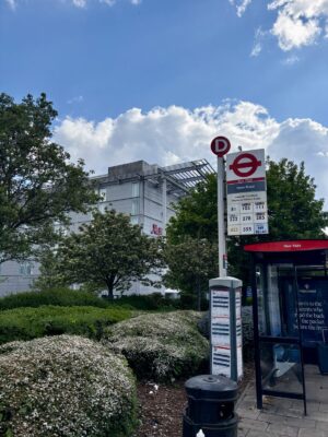 ロンドン・ヒースロー・マリオット最寄りのNew Road Harlingtonバス停