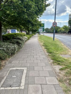 New Road Harlingtonからロンドン・ヒースロー・マリオットへ向かう歩道