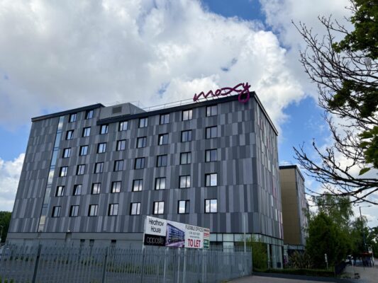 バス・ロード沿いにあるモクシー・ロンドン・ヒースローの外観