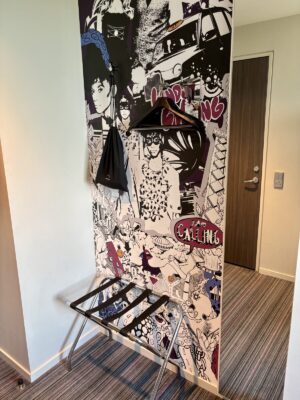モクシー・ロンドン・ヒースロー客室のハンガーと荷物置き