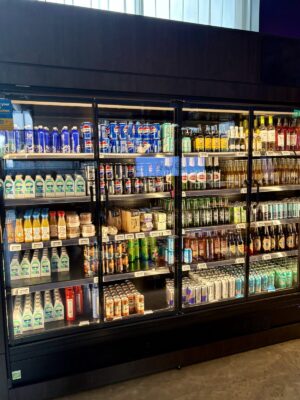 モクシー・ロンドン・ヒースローの飲み物と軽食の冷蔵庫
