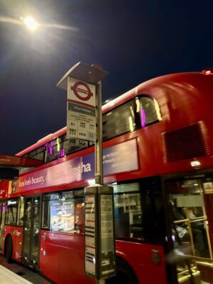 朝4時台のウェイ・アベニューと空港方面へ向かうロンドンバス