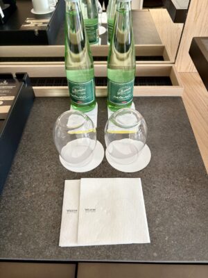 ウェスティン・グランド・フランクフルト客室のミネラルウォーターとグラス