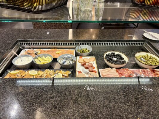 ウェスティン・グランド・フランクフルト朝食のサーモンとサワークリーム