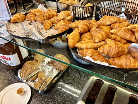 ウェスティン・グランド・フランクフルト朝食のパンとクロワッサン