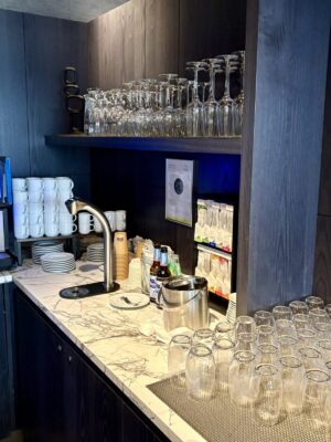 Westin Clubのグラスとコーヒーマシン周辺
