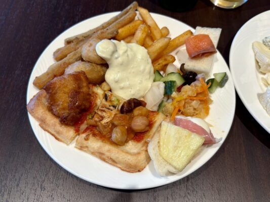 クラブラウンジのカクテルタイムで取った料理
