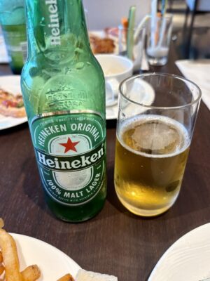 クラブラウンジのビールとチーズ