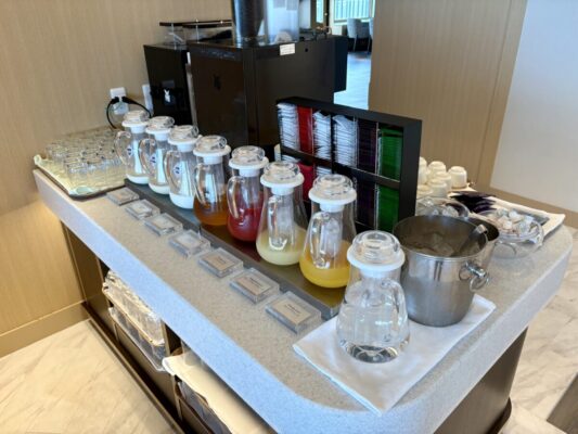 浜松マリオットホテルのロチェスター朝食のドリンクコーナー