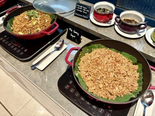 フォーポイントバイシェラトン・ジャカルタ・タムリンの朝食炒飯と焼きそば