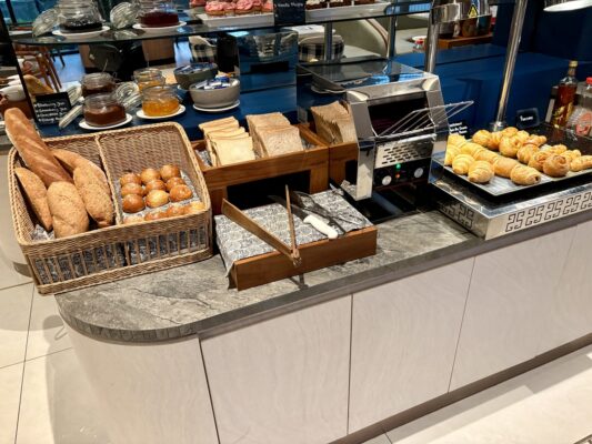 フォーポイントバイシェラトン・ジャカルタ・タムリンの朝食パンコーナー