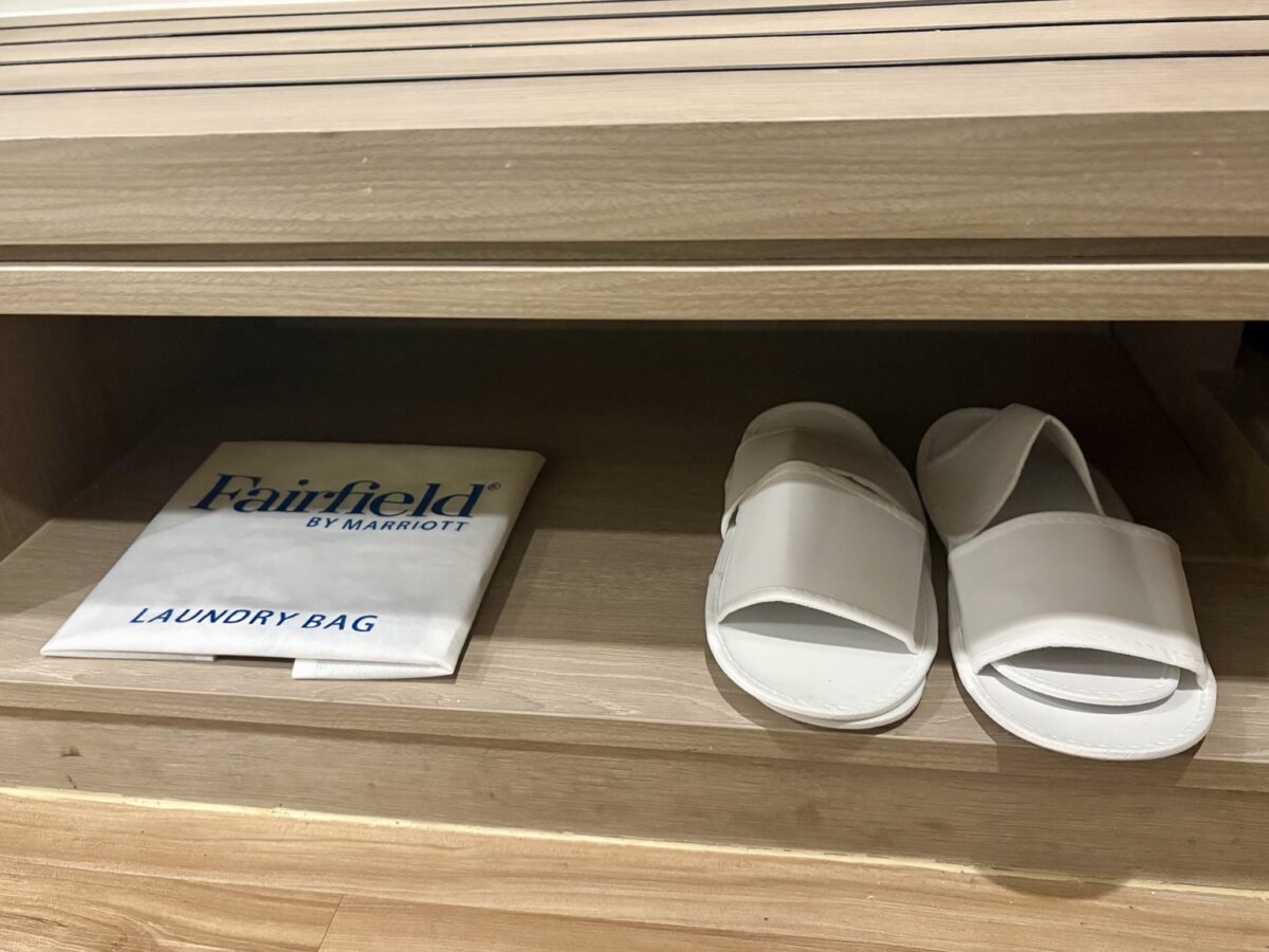 Fairfieldロゴ入りランドリーバッグと客室スリッパ