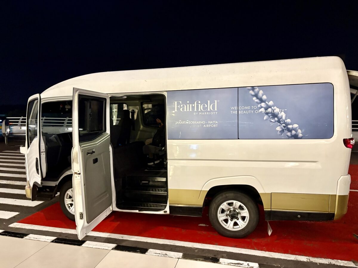 Fairfield by Marriott Jakarta Soekarno-Hatta Airportの空港シャトル車両