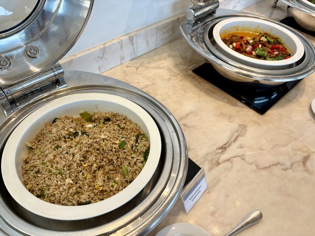 Kava Restaurantの朝食ビュッフェのナシゴレン