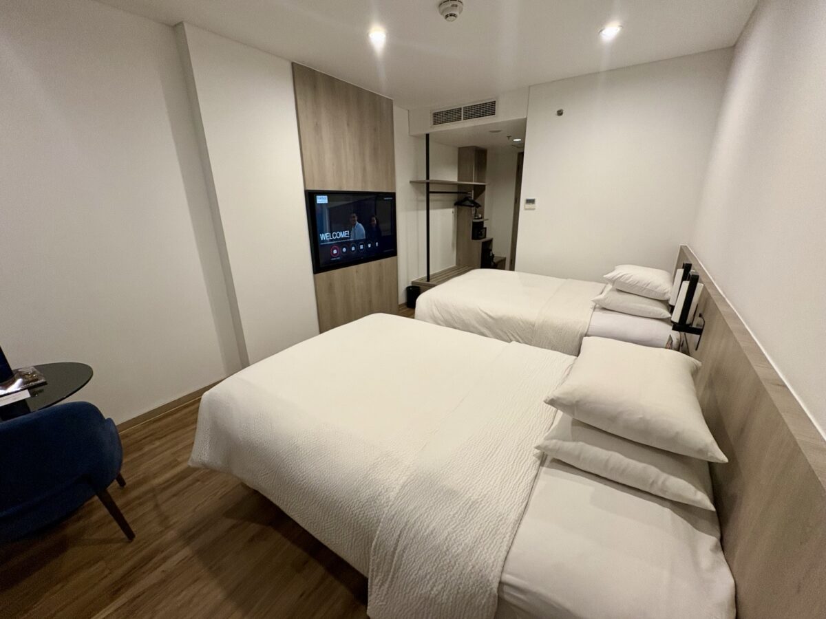 窓側から見たツインルーム全景