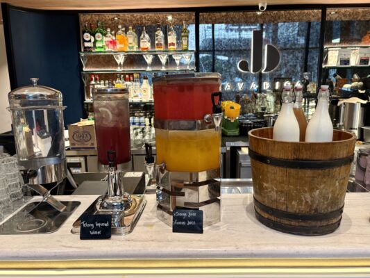 フォーポイントバイシェラトン・ジャカルタ・タムリンの朝食ドリンクコーナー