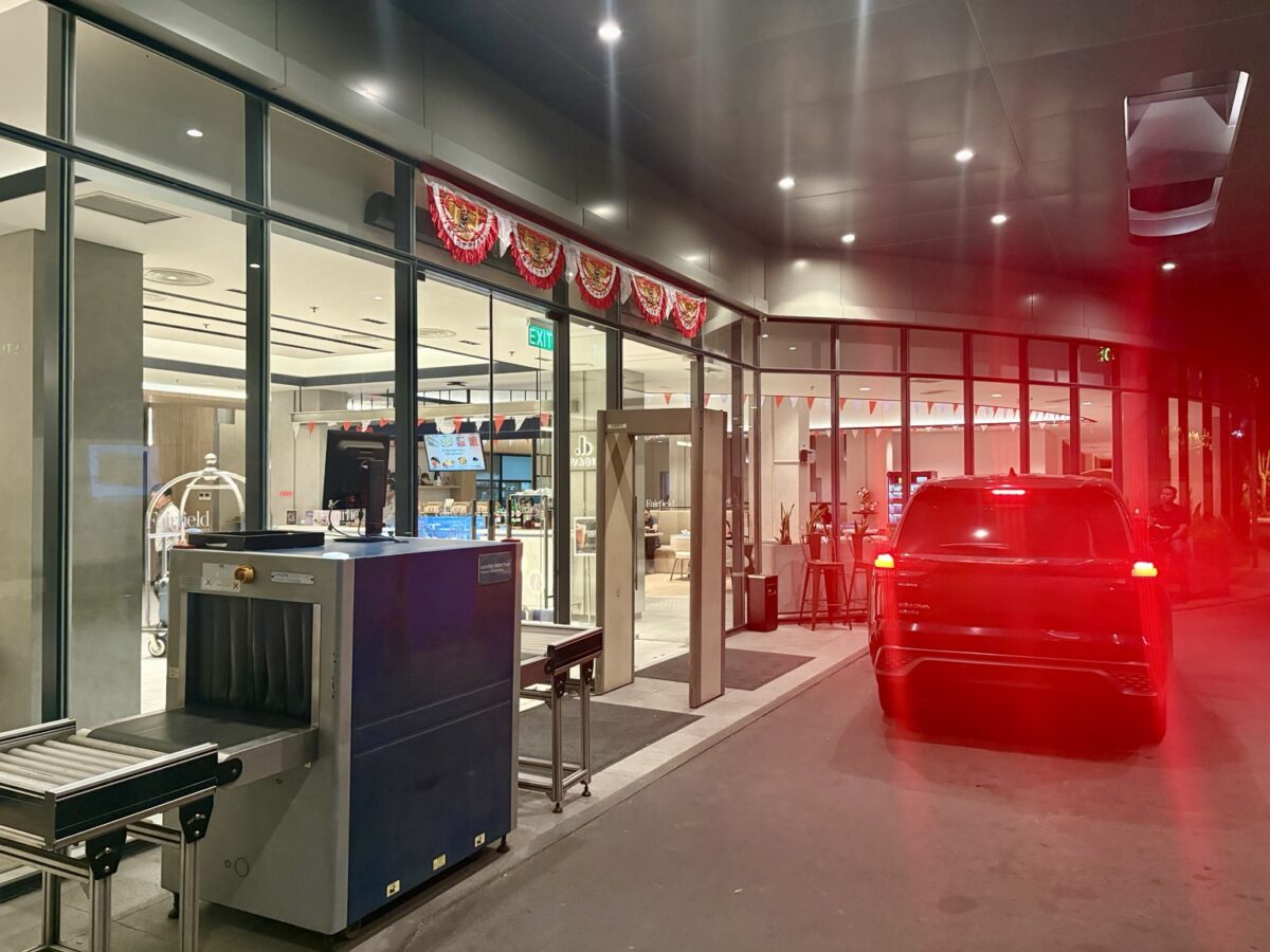夜のFairfieldホテル入口と車寄せ