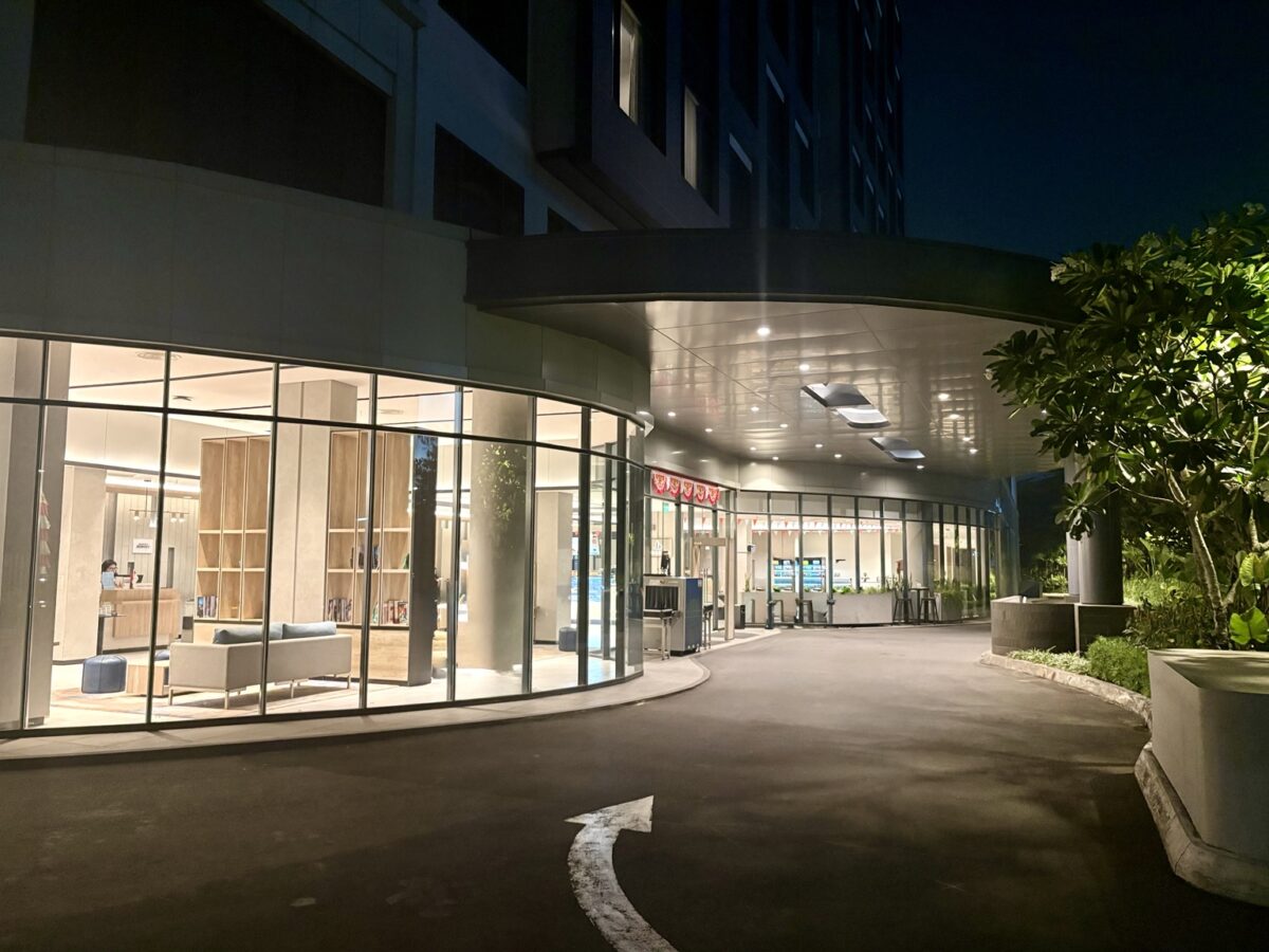 Fairfieldホテルの屋根付き車寄せとエントランス
