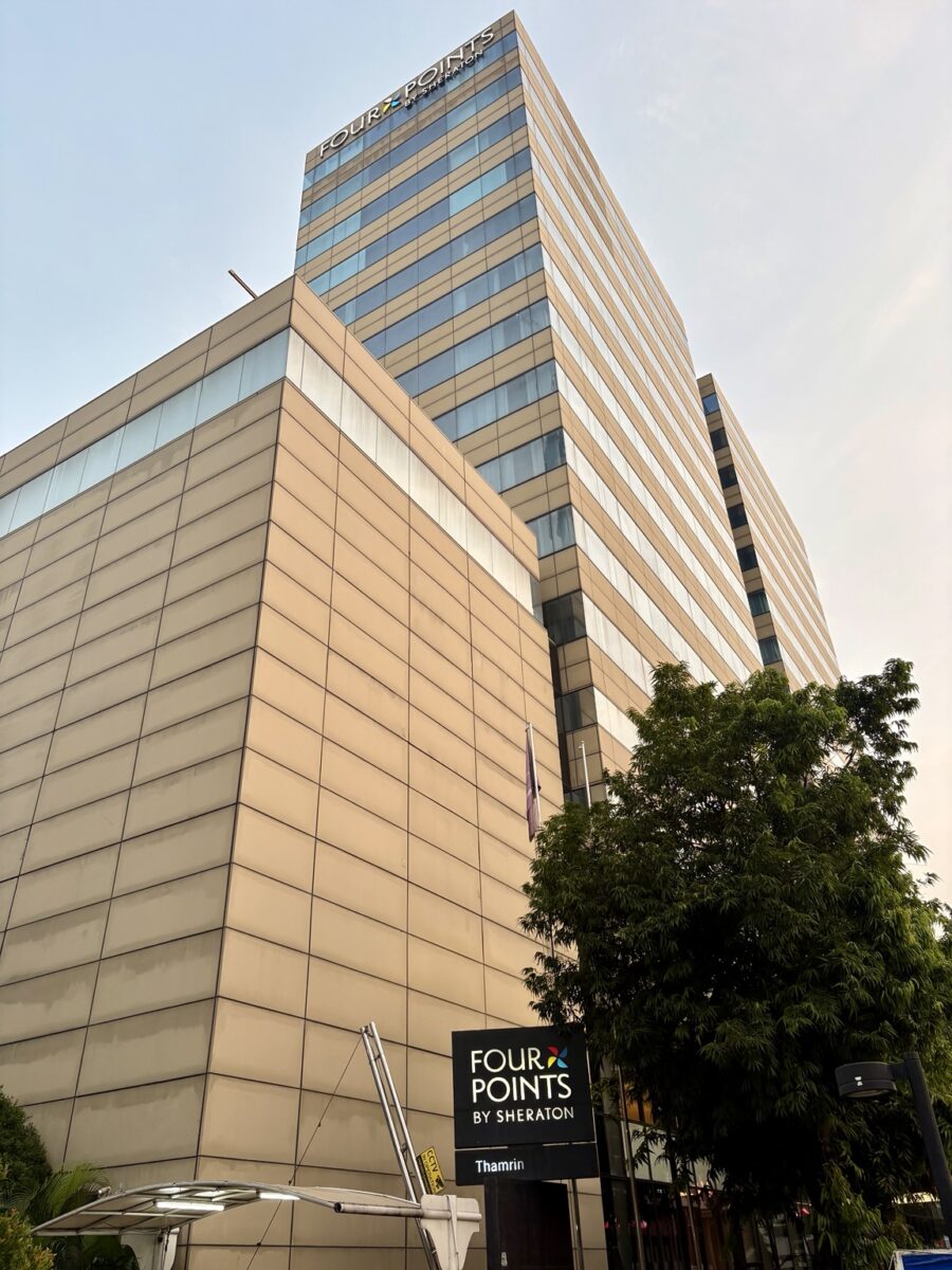 Four Points by Sheraton Jakarta Thamrinの朝の外観