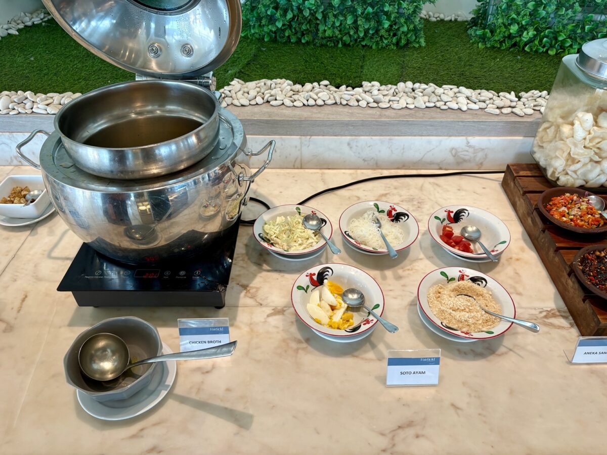 ソト・アヤム用のチキンブロスと具材コーナー