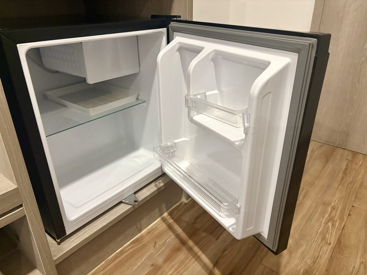 客室の小型冷蔵庫内部