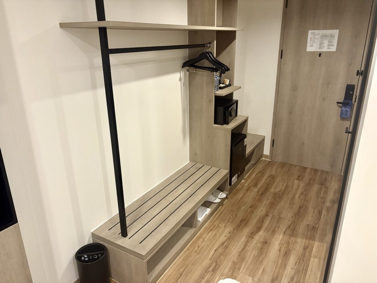 客室入口側のオープンクローゼットとハンガー