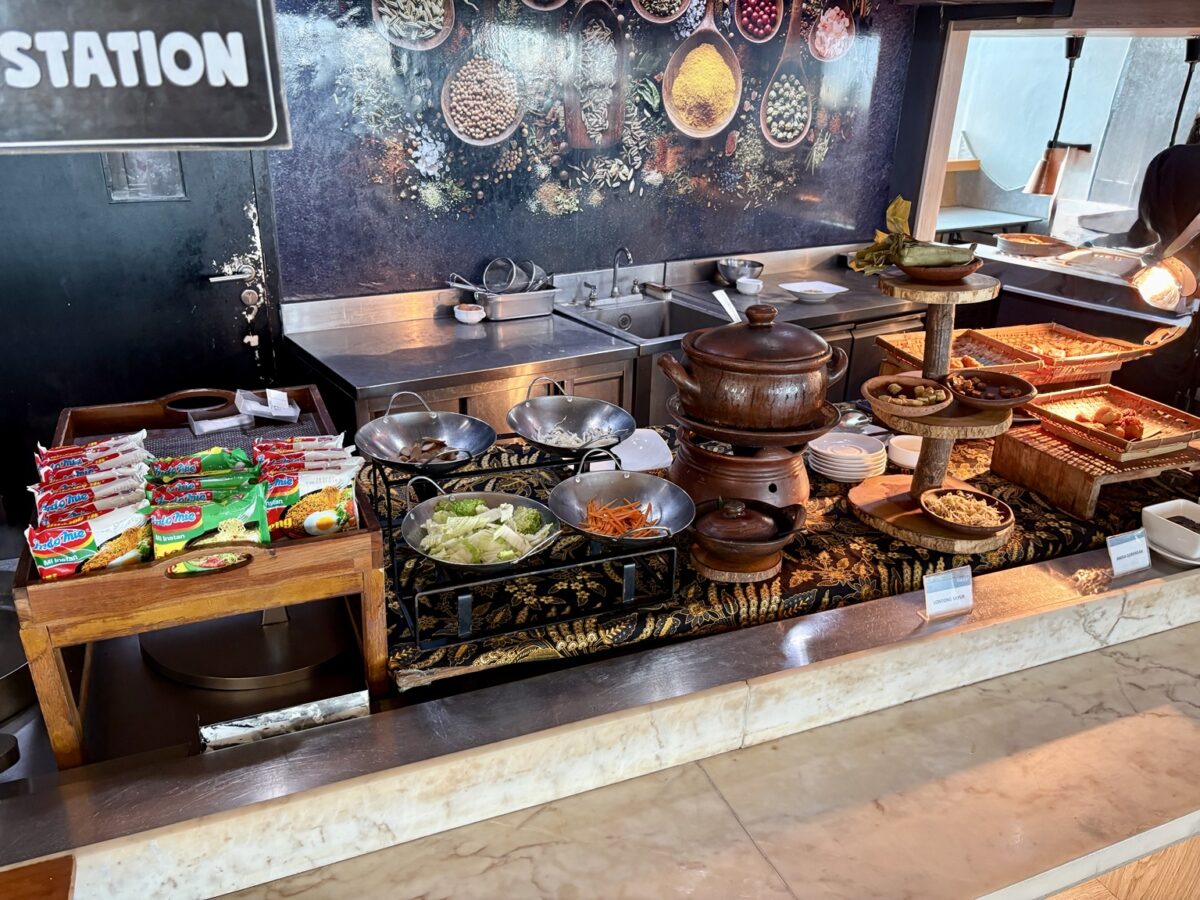 Kava Restaurantの朝食ビュッフェに並ぶインドネシア料理