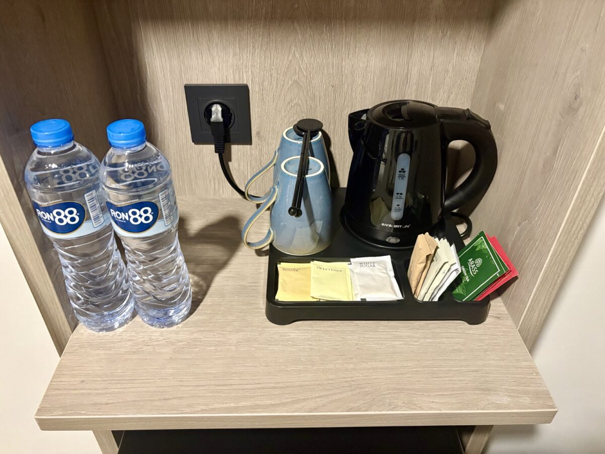 客室のボトルウォーターと電気ケトル