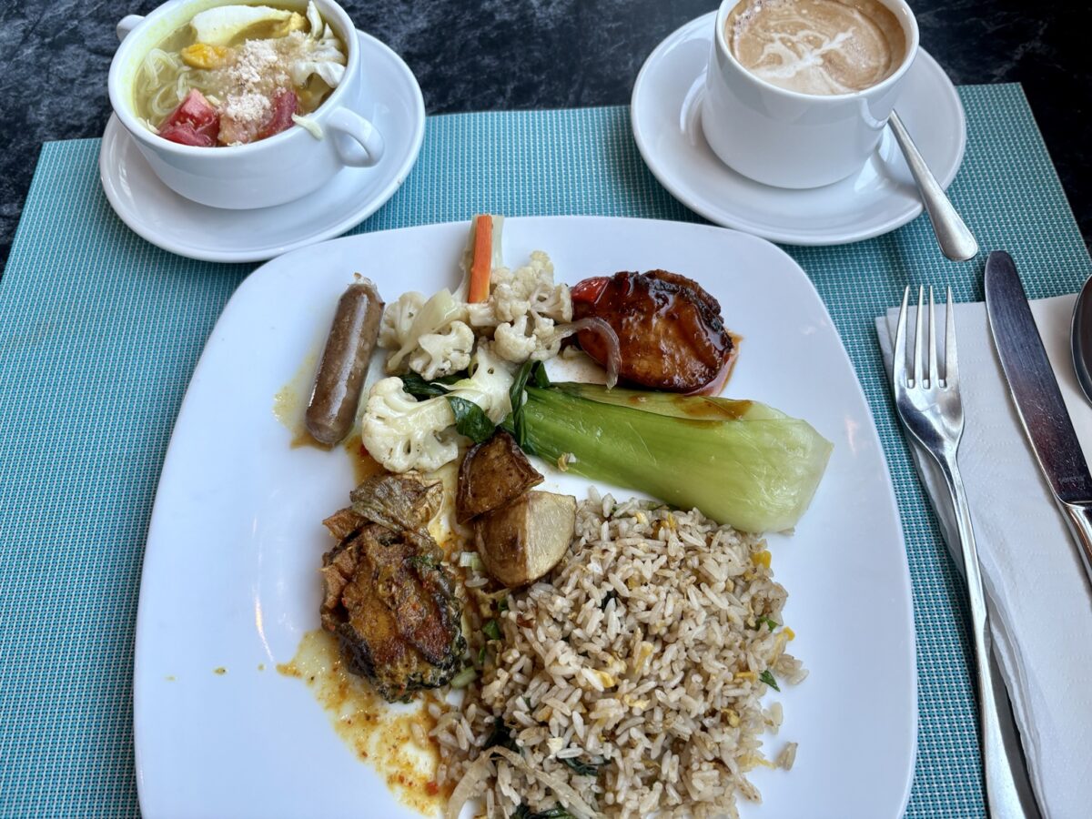 Kava Restaurantで実際に選んだナシゴレンなどの朝食