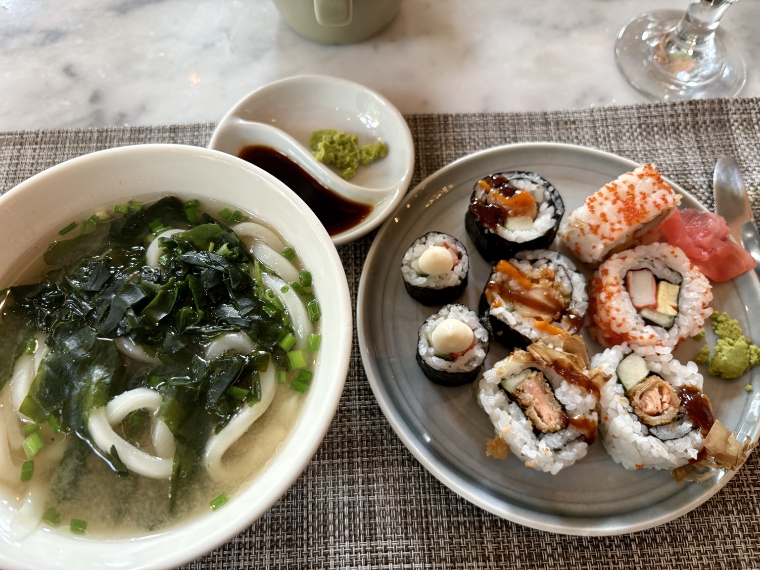 Pavilionで取った寿司とうどんの朝食