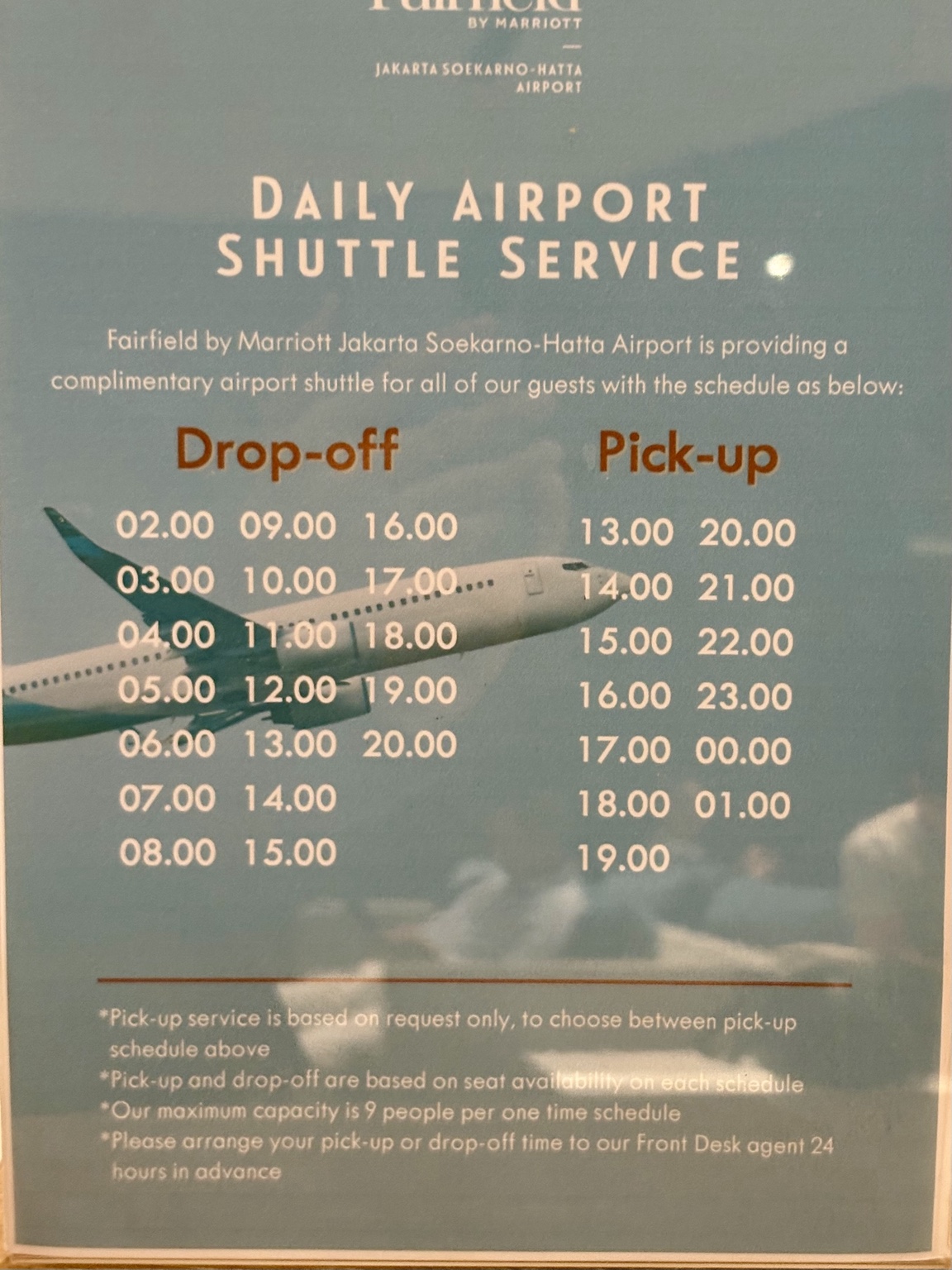 ホテル館内に掲示されたDaily Airport Shuttle Serviceの時刻表