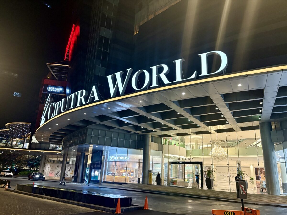 夜のCiputra World Surabaya外観