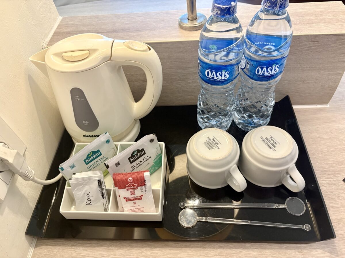 客室に用意された電気ケトルとボトルウォーター