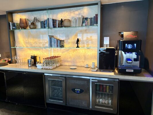 エグゼクティブラウンジのコーヒーとドリンクステーション