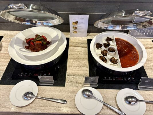 ラウンジ朝食のビーフバラド、きのこ料理、豆料理