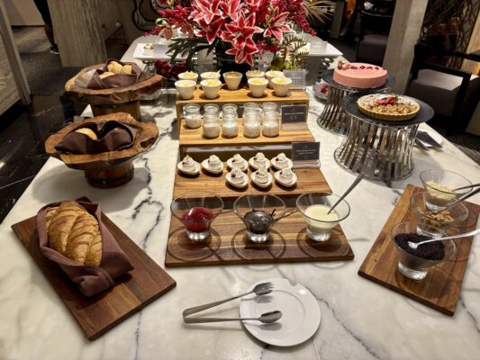 ラウンジ夕食のケーキやタルトなどのデザート