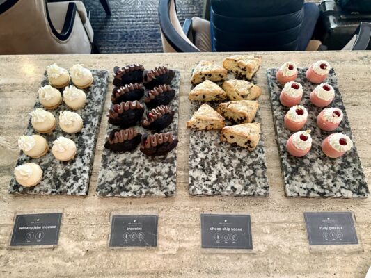 ティータイムのムース、ブラウニー、スコーン、ケーキ