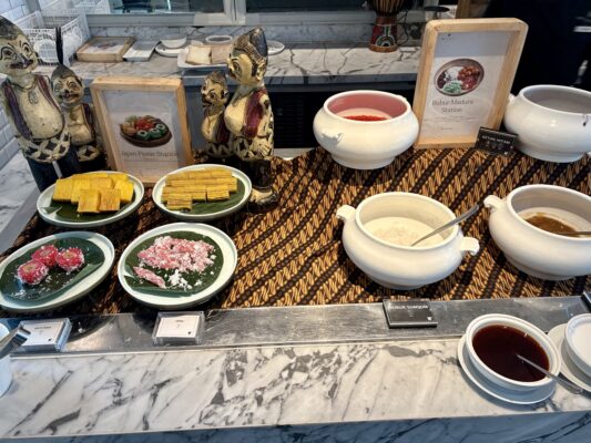 Pavilion朝食のJajan Pasarとローカル菓子