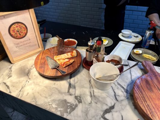 Pavilion朝食の卵料理とピザのライブステーション