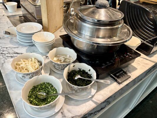 Pavilion朝食の味噌汁と麺類のステーション