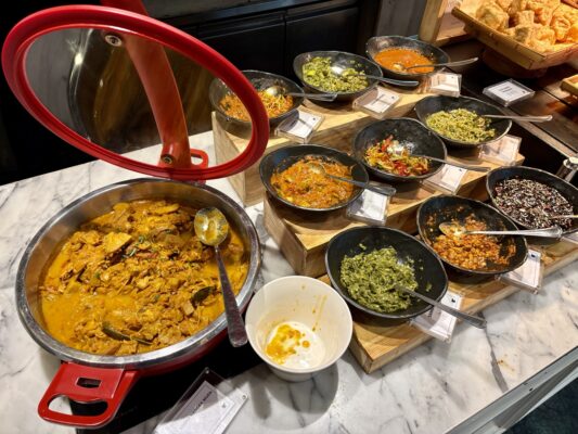 Pavilion朝食のインドネシア料理とサンバル