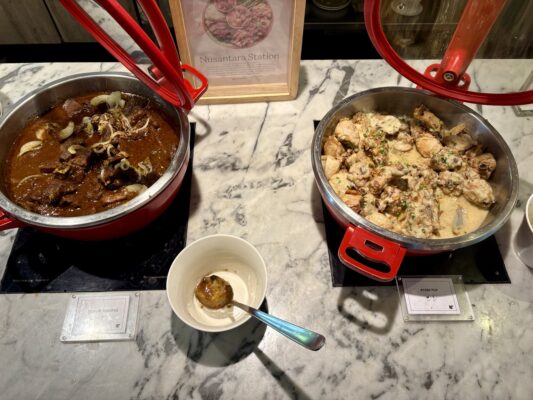 Pavilion朝食のスマール・ダギンとアヤム・ポップ